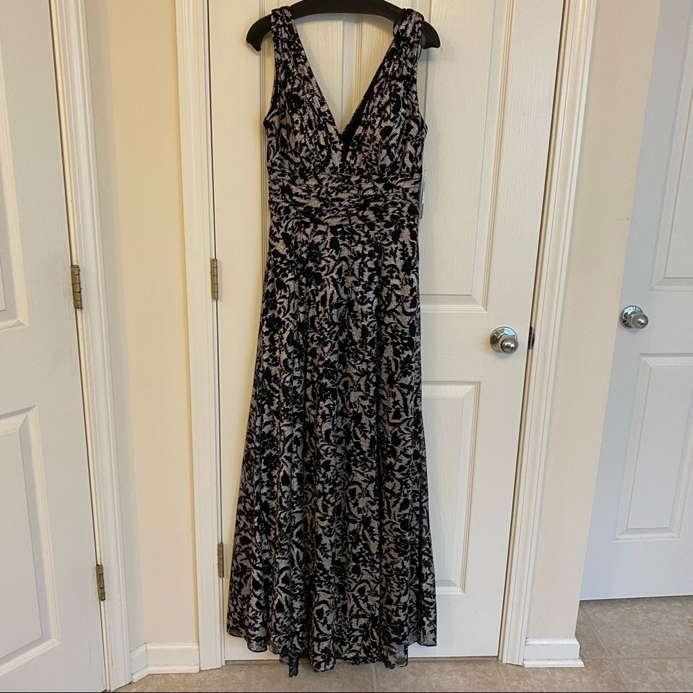 Betsy & Adam Shimmering Floral-Lace V-neck Sleeveless Gown in Black/Gunmetal Sz4 - Picture 4 of 10